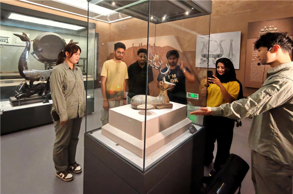 國網荊州電力志願者化身文化使者為世界博物館日傳遞荊楚魅力_fororder_11