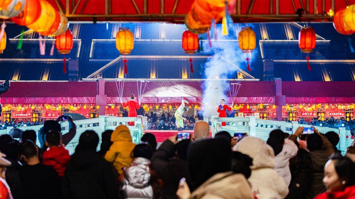湖北省博物館“鐘鳴楚天元宵夜”燈會人氣火爆