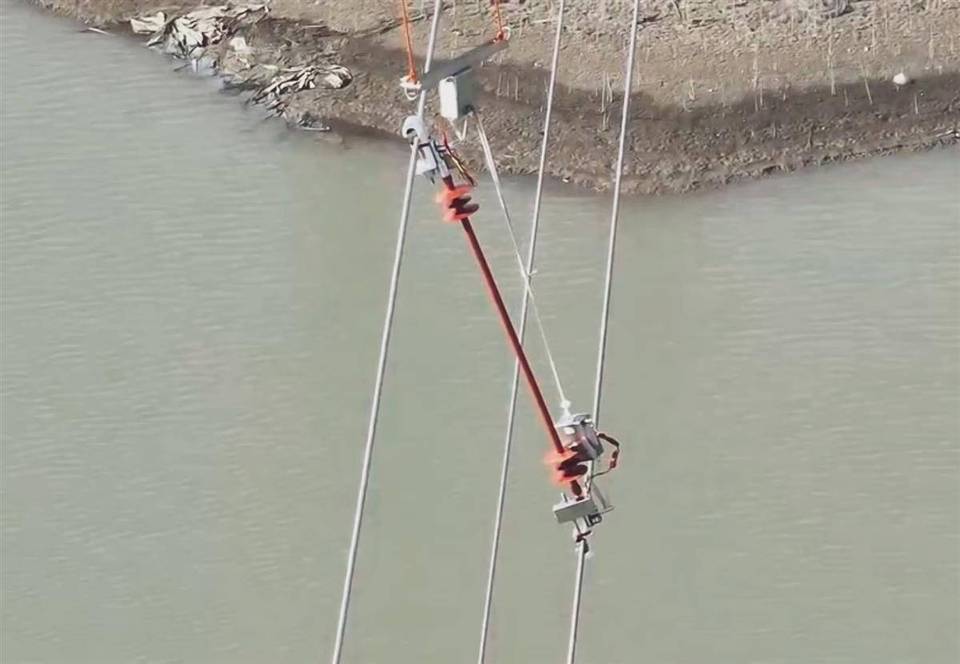 僅需20分鐘 無人機跨湖帶電安裝配電線路間隔棒