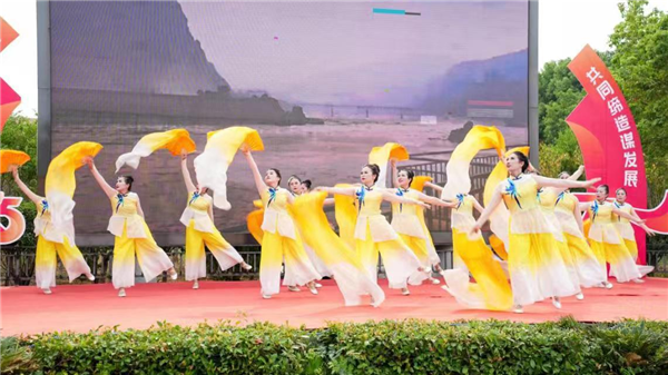 武漢市龍泉街道舉行慶祝新中國成立75週年文藝匯演活動