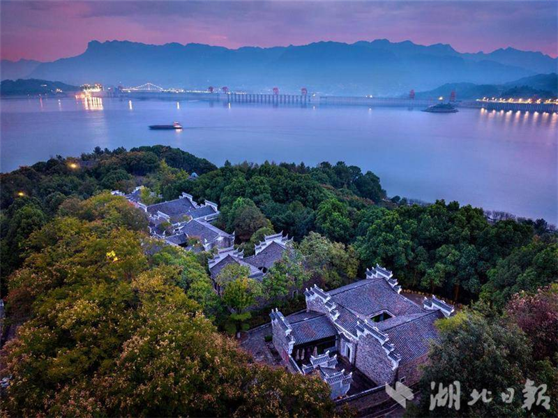 湖北宜昌：三峽庫岸秋色美