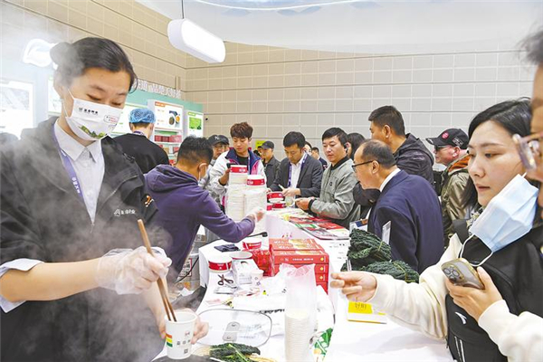 千余荊楚優品添香農交會 天津市民排長隊爭嘗“耐煮青菜”_fororder_微信圖片_2025-10-21_092849_439