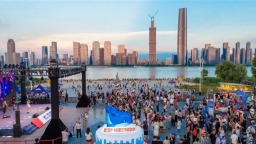 “渡江嘉年華”助燃江城煙火氣