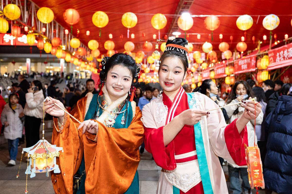 湖北省博物館“鐘鳴楚天元宵夜”燈會人氣火爆