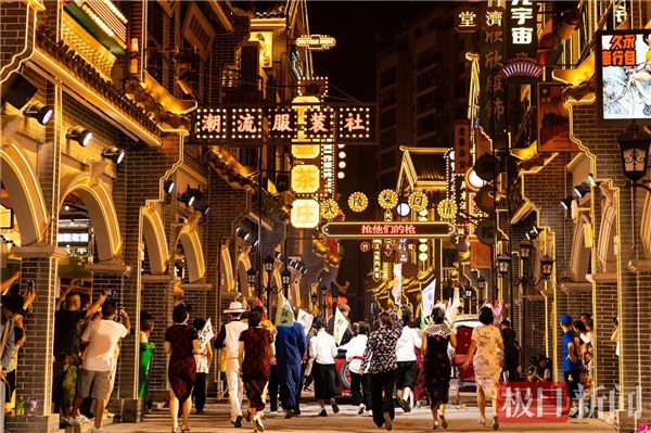 湖北竹溪武陵不夜城點亮山城夜經濟_fororder_13ad06ef83f04d6d9b3f24175ecb4170