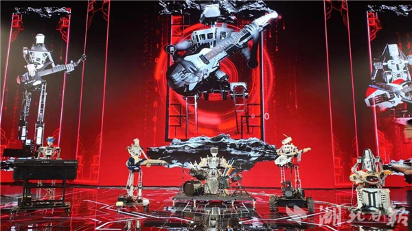 機器人組團唱跳 VR暢遊海河 文旅産業博覽會科技范十足_fororder_d0caa3e9e6354a5ca0b6d1c3e613aa05