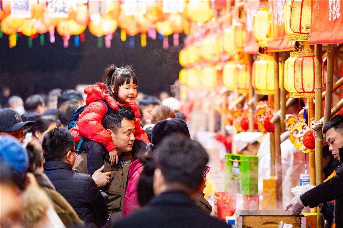 湖北省博物館“鐘鳴楚天元宵夜”燈會人氣火爆