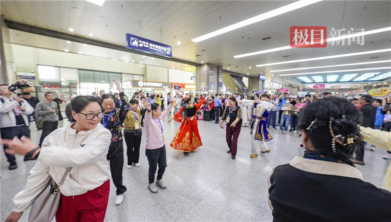 武鐵今年首開至新疆“銀發旅遊專列” 全國多地銀發列車一席難求_fororder_33bb9c96753541358530addd36f285b8