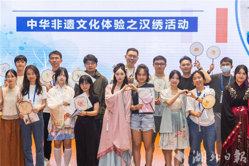 鄂港大學生共“繡”非遺文化同心圓_fororder_03