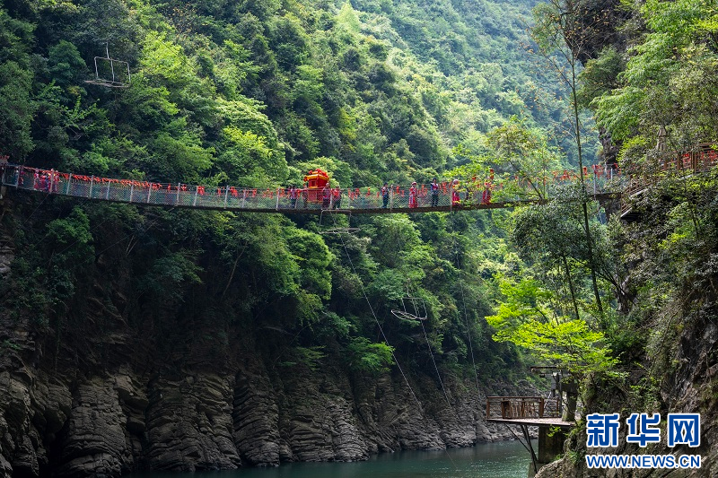 湖北恩施：民俗文化賦能山水旅遊_fororder_20250423f9796e391c7f4cd090b292b7d3fa7e85_20250422ab98792078e1439abe142b2c89f3cc2e