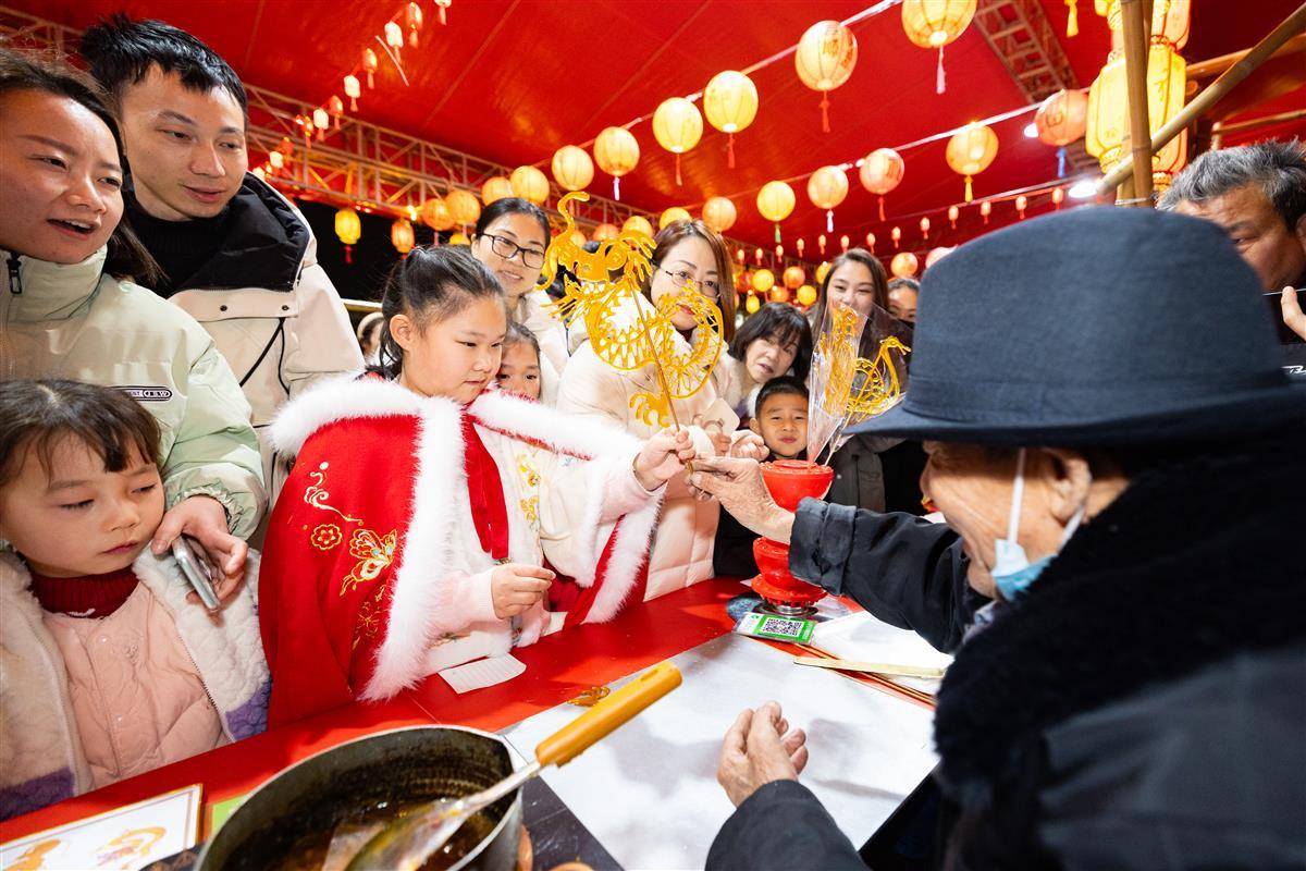 湖北省博物館“鐘鳴楚天元宵夜”燈會人氣火爆