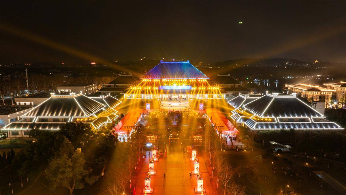 湖北省博物館“鐘鳴楚天元宵夜”燈會人氣火爆