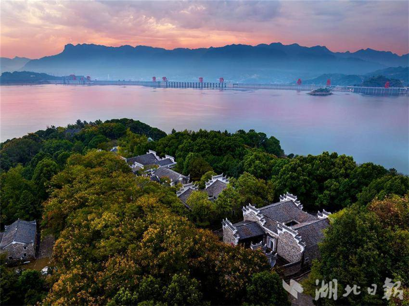 湖北宜昌：三峽庫岸秋色美