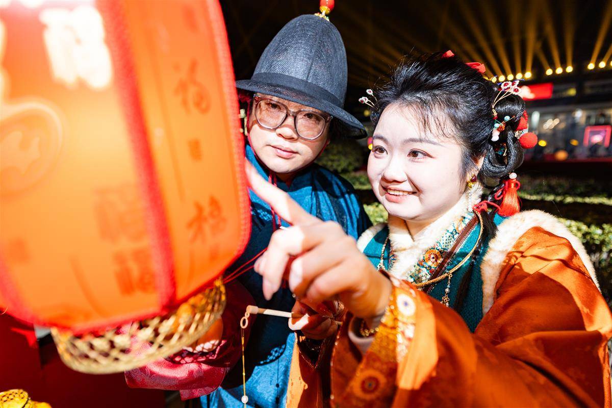 湖北省博物館“鐘鳴楚天元宵夜”燈會人氣火爆