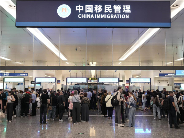 對俄免簽首日 湖北迎來首批享受免簽入境俄旅客_fororder_4365a6ed96cc4277a21edc4c5f132dad