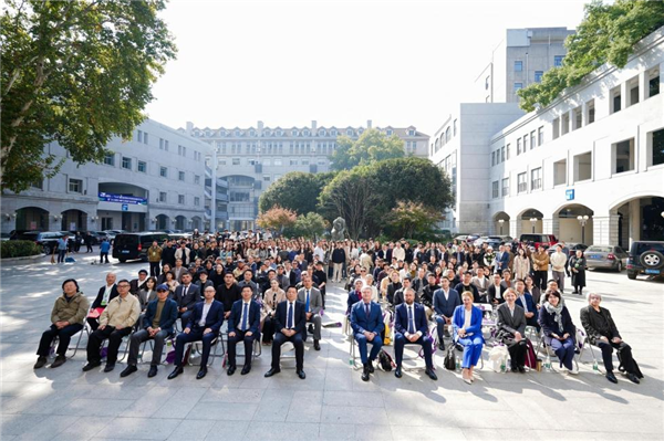 “跨越與重構——‘8+N’國際高等美術基礎教學論壇暨2025國際大學生素描邀請展” 開幕_fororder_c6d3fede759840e5a8e693ce5f59c38d