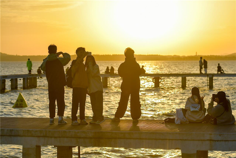 全國最長“翡翠項鍊” 外國人打“飛的”來看_fororder_0460b7d8fb704353929f44ec36336c44