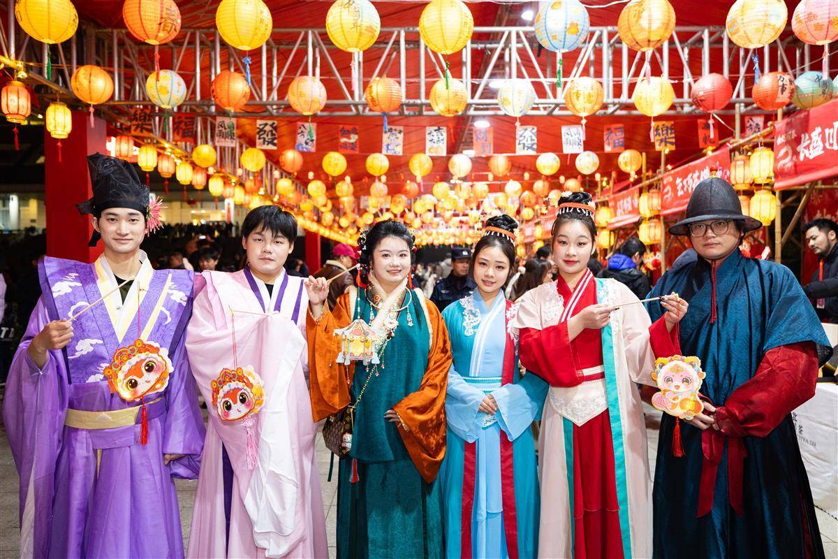 湖北省博物館“鐘鳴楚天元宵夜”燈會人氣火爆