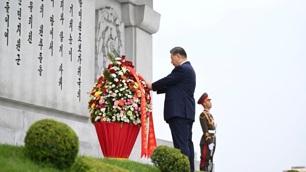 習近平和彭麗媛參謁中朝友誼塔_fororder_20260609b48face4223f457ba5e2d12c03cb11f3_202606098a0ec1c9a6584243aa633e4720e1711d