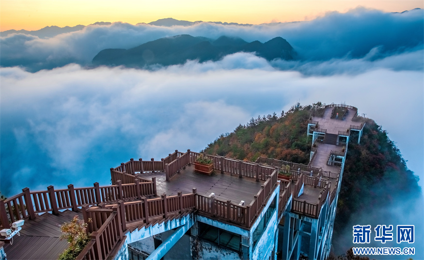 重慶：三峽紅葉綴青山 巫山雲海奔騰來
