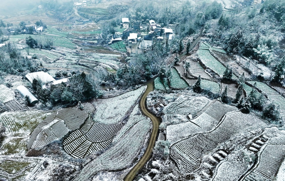 重慶黔江：春雪落山間 農家入畫來