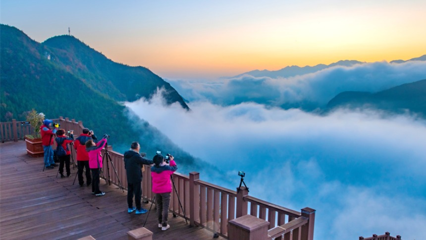 重慶：三峽紅葉綴青山 巫山雲海奔騰來