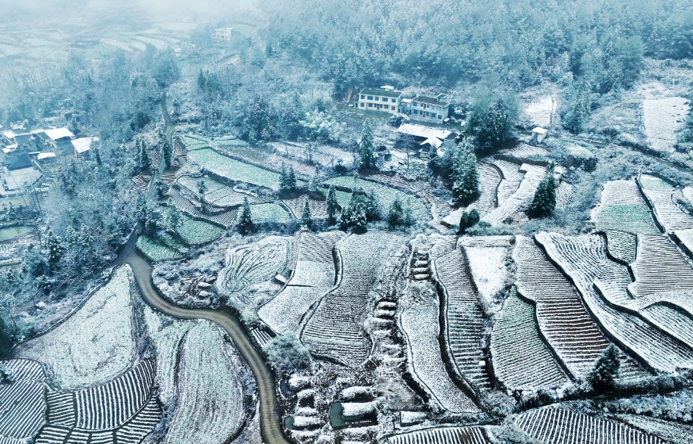 重慶黔江：春雪落山間 農家入畫來