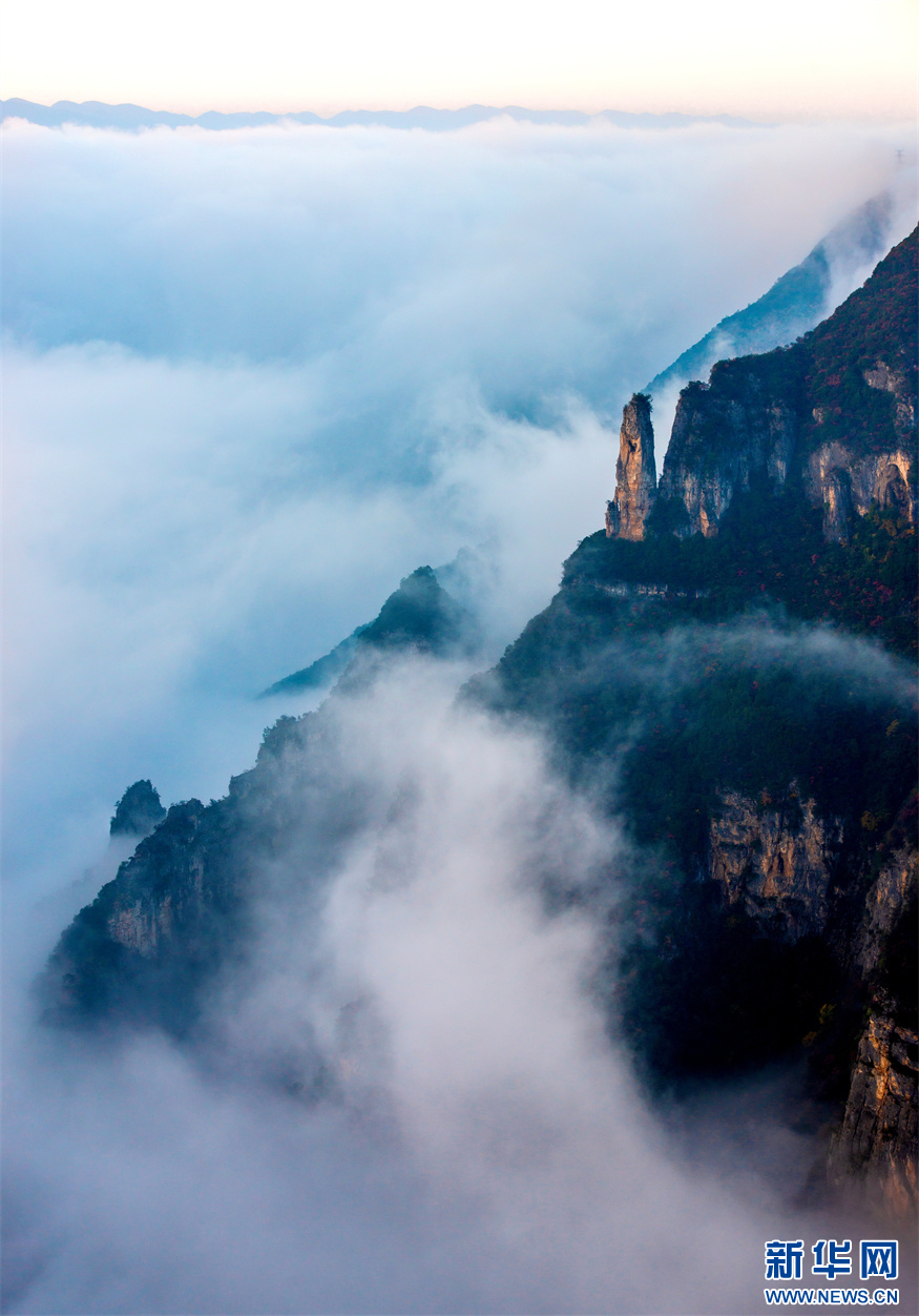 重慶：三峽紅葉綴青山 巫山雲海奔騰來