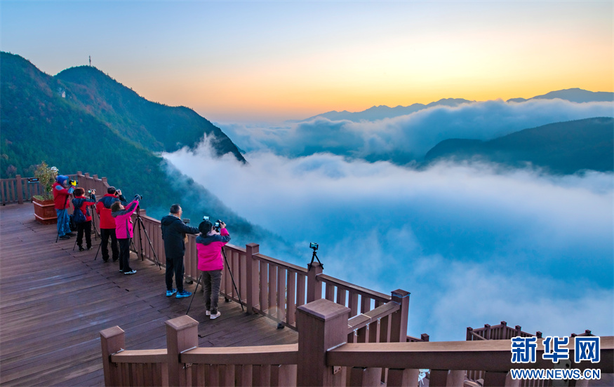 重慶：三峽紅葉綴青山 巫山雲海奔騰來
