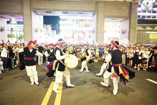 “夏夜遇非遺”燃爆延吉網紅彈幕墻!歌舞展演點亮延邊之夜_fororder_吉林夏夜2