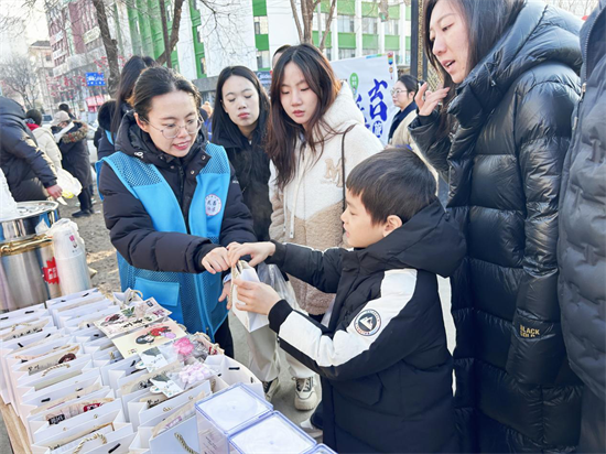 農曆小年 延吉文明實踐志願者走上街頭送溫暖