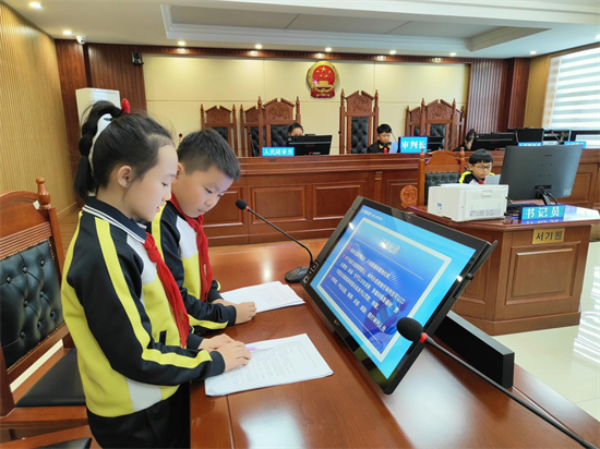 小學生走進延吉法院 “沉浸式”感受陽光司法_fororder_圖片6