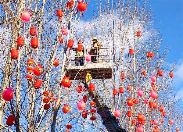 延吉行道樹披彩裝 紅紅火火迎接新年_fororder_吉林行道樹1_副本