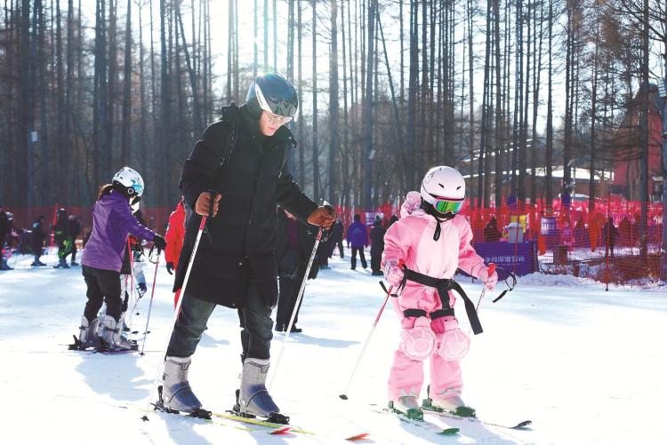 吉林“雪假” 孩子們在冰雪裏玩嗨了！