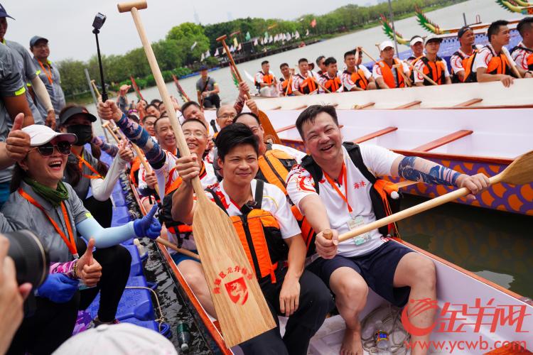 陸上飛人下水！蘇炳添跨界參與龍舟競渡_fororder_53444593_e92a134b-aedd-47cc-8f8f-7f0b5580d207_batchwm5314819
