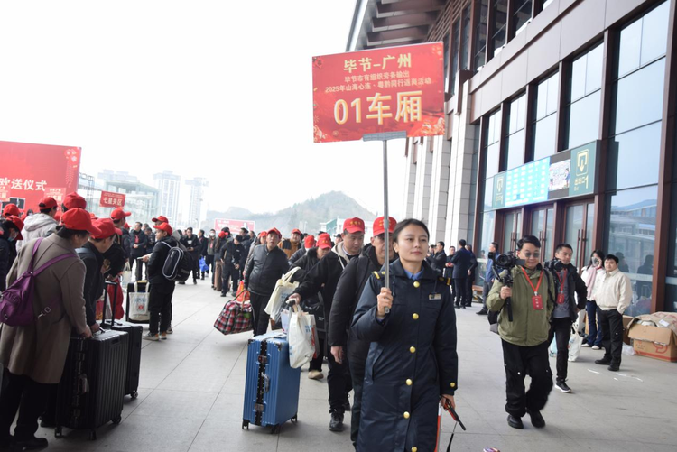 包車專列“點對點”運送1200多名務工人員返粵復工