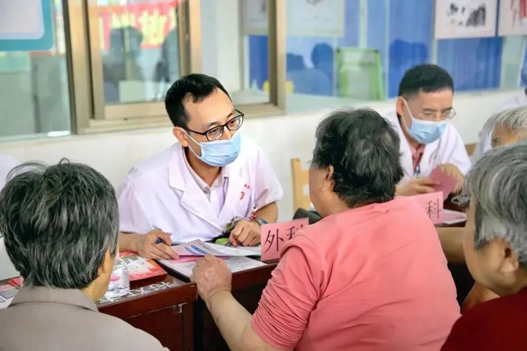 小切口大變革：鐘落潭“百千萬工程”繪就共富新圖景_fororder_圖：“一元錢”看病