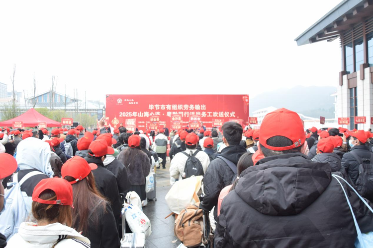 包車專列“點對點”運送1200多名務工人員返粵復工