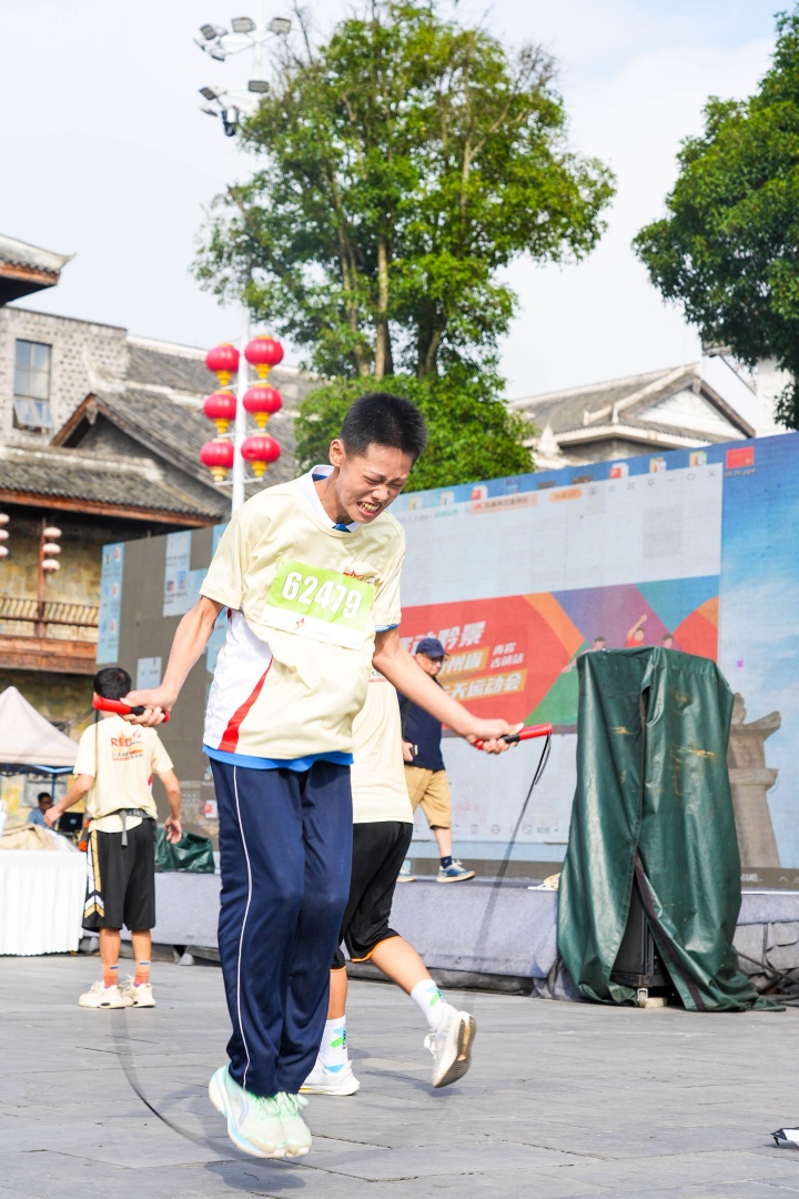 2025年貴州紅·山水越野挑戰賽（花溪站）開賽 2000余名選手23℃清涼中燃紅色運動激情