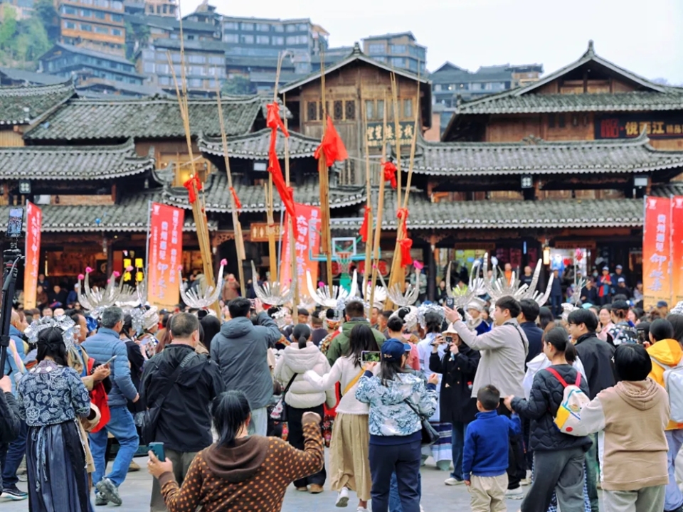 貴州雷山兩大苗寨多樣活動迎假期 掀起苗族風情熱潮_fororder_640 (2)