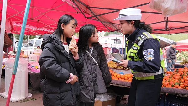 趕大集 送安全 貴州省六盤水交警走進鍾山區大灣場壩開展交通安全宣傳_fororder_22