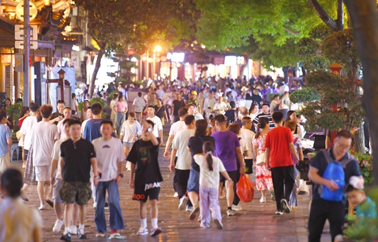 以水潤文 以文促旅 貴州鎮遠古城掀起暑期旅遊熱潮_fororder_鎮遠古城步行街人流如織（江春健 攝）.JPG