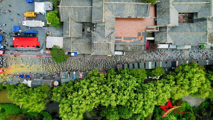 2025年貴州紅·山水越野挑戰賽（花溪站）開賽 2000余名選手23℃清涼中燃紅色運動激情