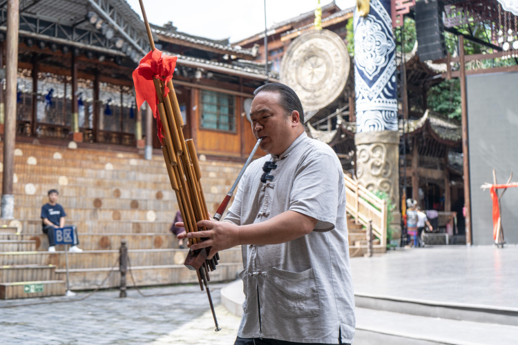 音樂無國界 苗族飛歌與西方歌劇唱響西江千戶苗寨