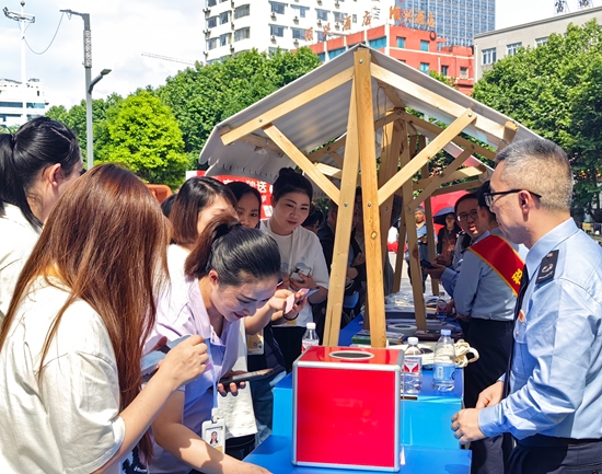 商圈裏的“個稅課堂” 貴州稅務青年黨員開啟春風行動新模式_fororder_微信圖片_20250610150350