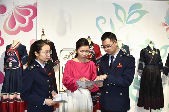 貴州稅務：守匠心 護傳承 稅助非遺産業煥新顏_fororder_晴隆縣稅務局幹部深入走訪貴州布依垚文化發展有限責任公司，宣傳講解“銀稅互動”政策。（楊書琪 攝）.JPG