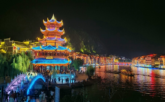以水潤文 以文促旅 貴州鎮遠古城掀起暑期旅遊熱潮_fororder_鎮遠古城大型山水實景演藝《㵲水月明》鎮江閣演出現場 （江春健  攝） 