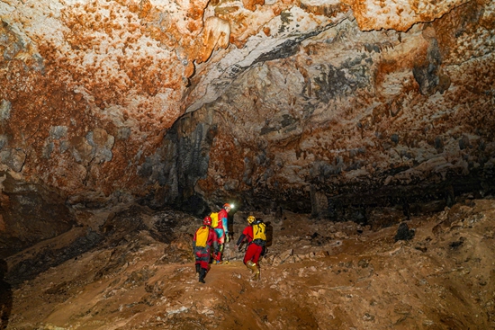 新增2.6公里 貴州綏陽雙河洞以439.7公里穩居亞洲第一長洞 新增2.6公里 貴州綏陽雙河洞以439.7公里穩居亞洲第一長洞_fororder_科考隊深入洞穴9