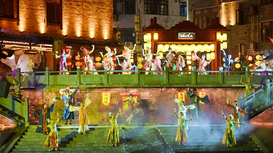 以水潤文 以文促旅 貴州鎮遠古城掀起暑期旅遊熱潮_fororder_鎮遠古城大型山水實景演藝《㵲水月明》大河關演出現場 （江春健  攝）.JPG