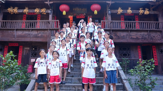 貴州惠水：以賽為橋 足球小將帶熱好花紅生態文化遊_fororder_合影留念 (3).JPG